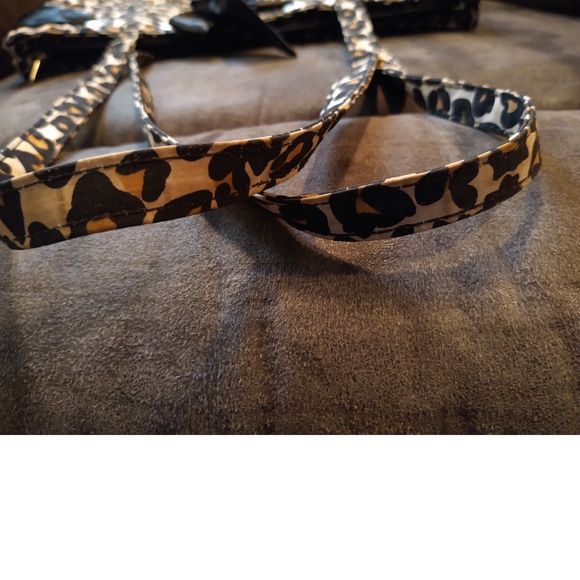 LEOPARD PRINT HANDBAG - WITH BLACK ACCENTS - Picture 4 of 7